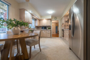 25 Coral Way, Rochester, Ny 14618 5 Bright, modern kitchen with dining area. Kitchen at 25 coral way rochester ny