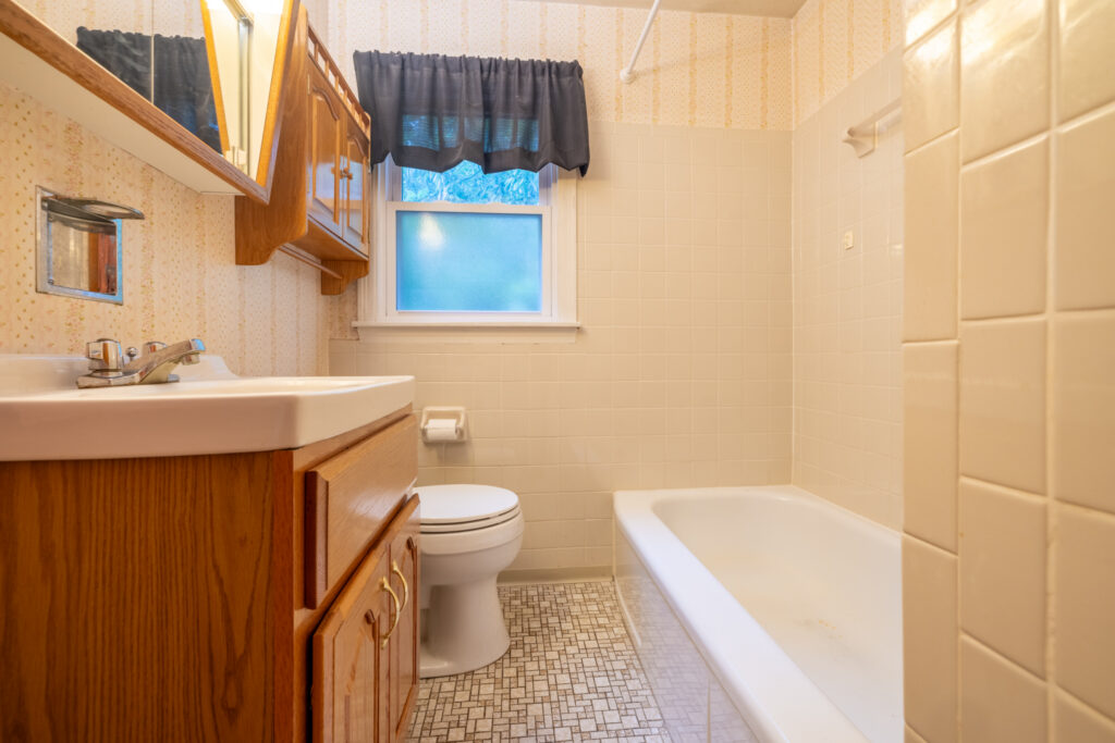 9 Brewster Lane, Rochester, NY 14624 4 First-floor full bath at 9 Brewster Lane in Gates, NY with tub and shower surround